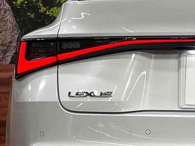 2021 Lexus IS — миниатюра 32