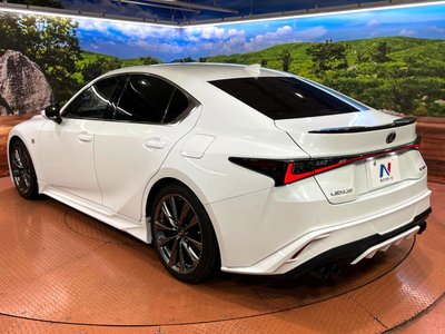 2021 Lexus IS — миниатюра 30