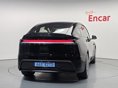 TESLA MODEL Y - 3