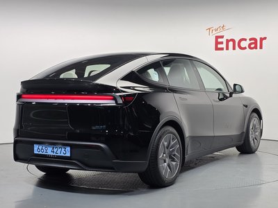 TESLA MODEL Y - 4