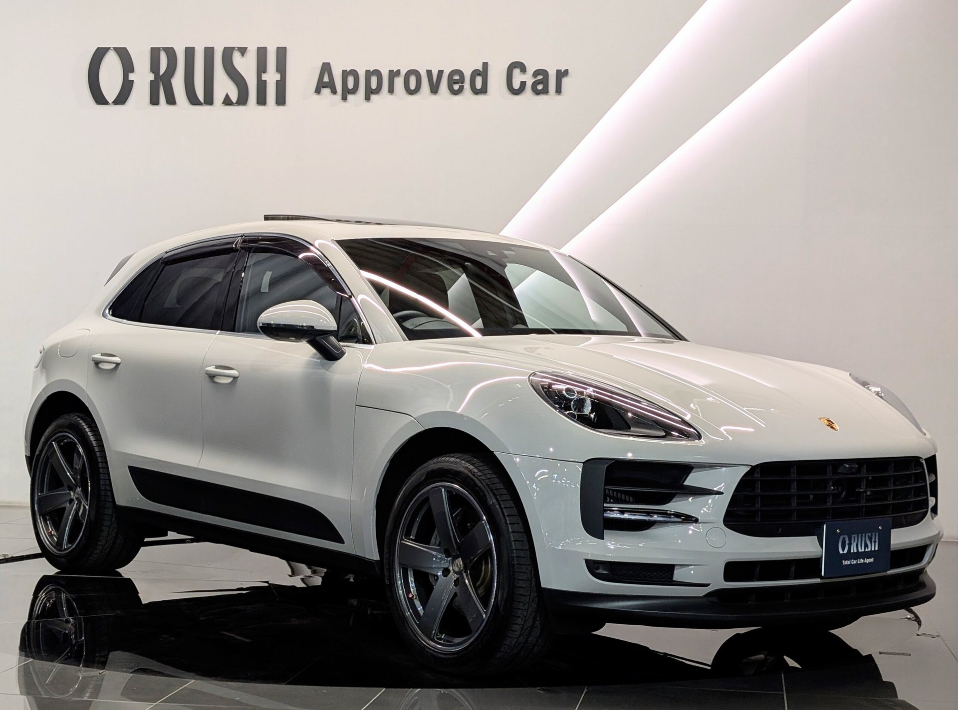PORSCHE MACAN - View 1