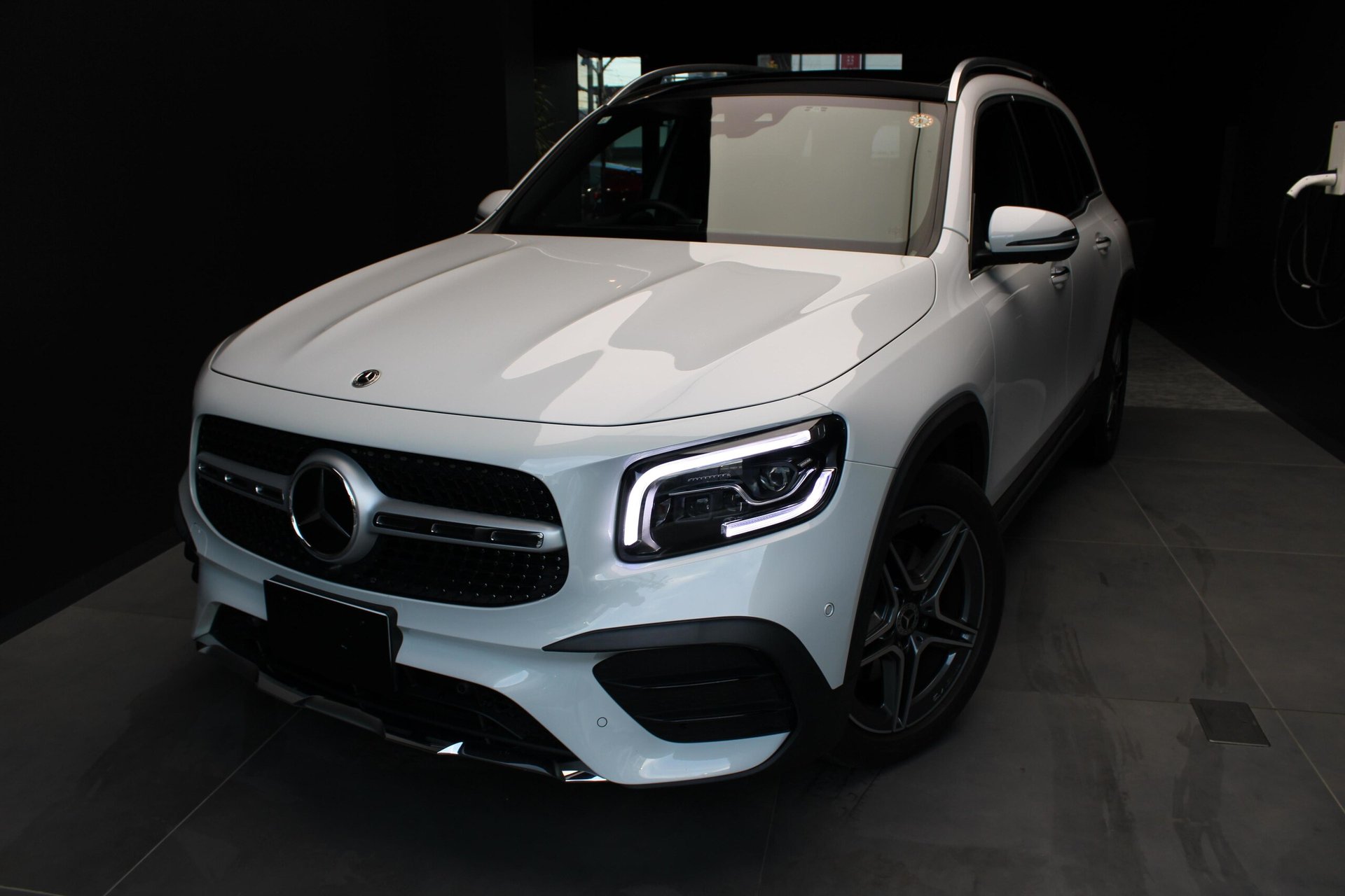 MERCEDES-BENZ GLB - View 1