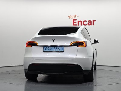 TESLA MODEL Y - 3