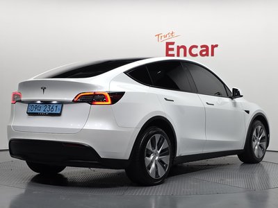 TESLA MODEL Y - 4