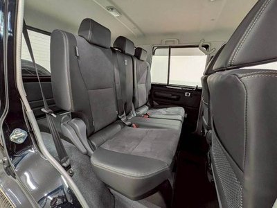 TOYOTA LAND CRUISER 70 - 6