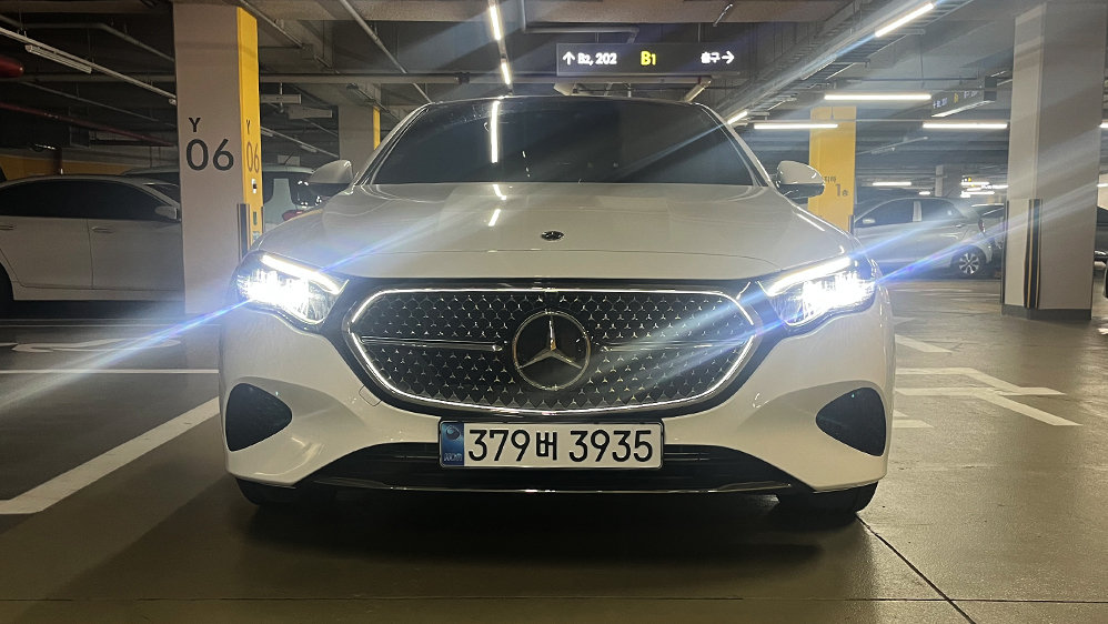 MERCEDES-BENZ E-CLASS - View 1