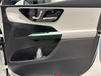 2025 Mercedes-BENZ GLC — миниатюра 17