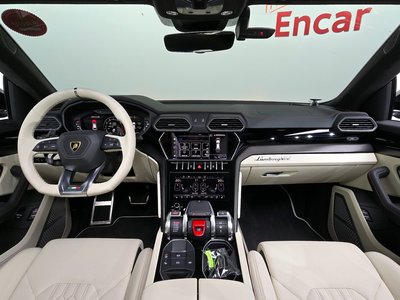 LAMBORGHINI URUS - 5