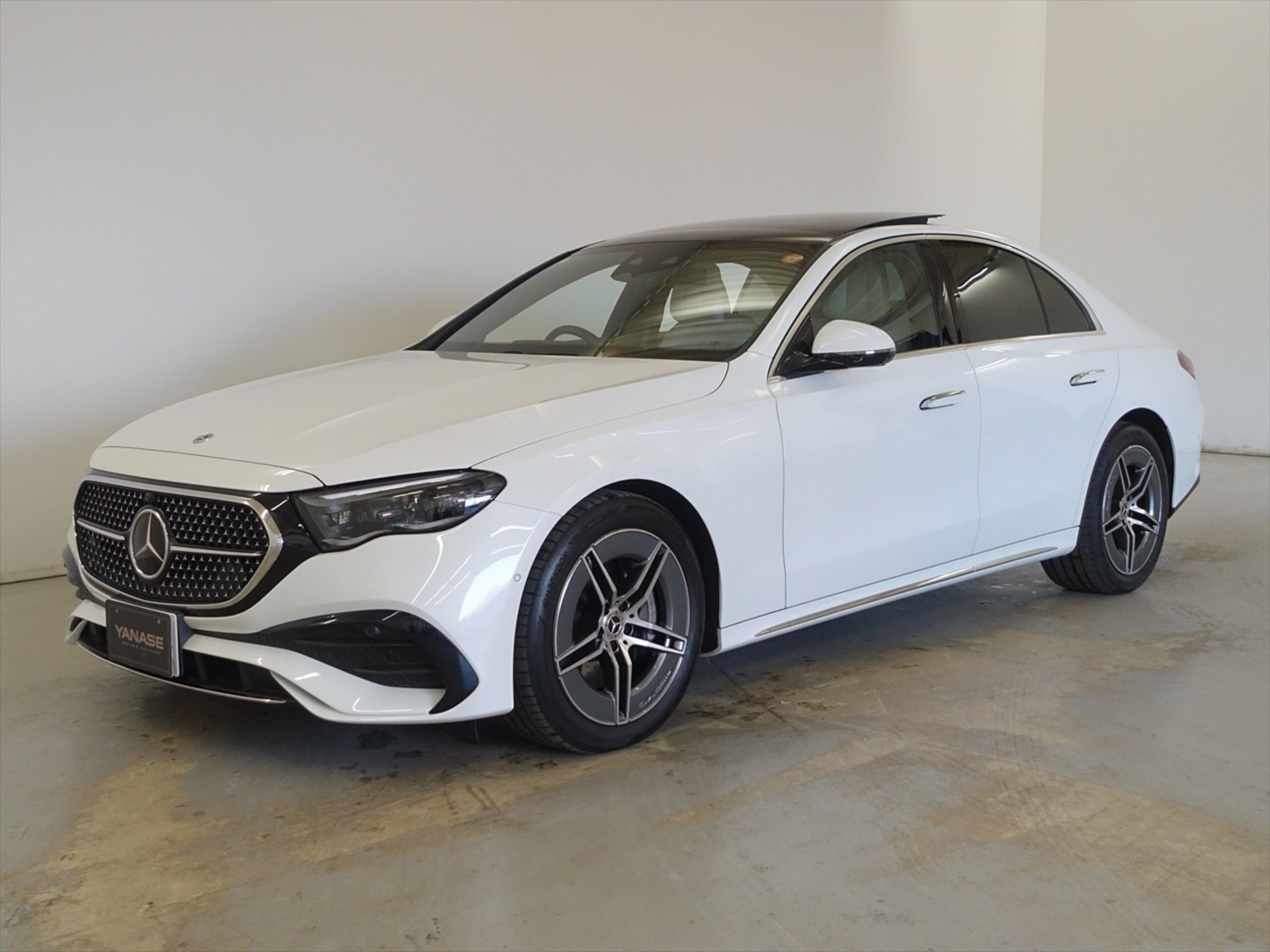 MERCEDES-BENZ E-CLASS - View 1