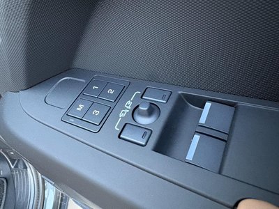 LAND ROVER DEFENDER - 9