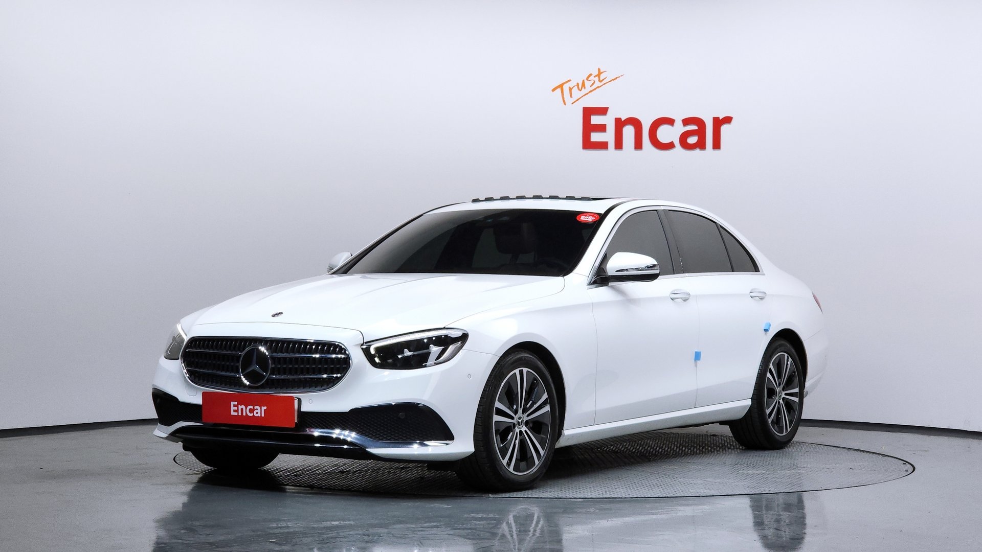 MERCEDES-BENZ E-CLASS - View 1