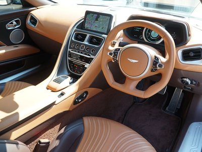 ASTON MARTIN DB11 - 4