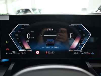 2025 BMW 5 SERIES — фото 9