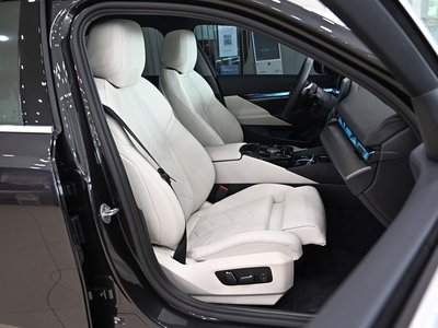 2025 BMW 5 SERIES — миниатюра 13