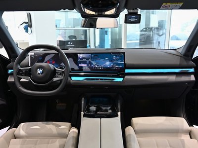 2025 BMW 5 SERIES — фото 8
