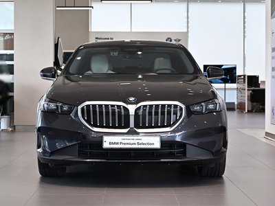 2025 BMW 5 SERIES — фото 4