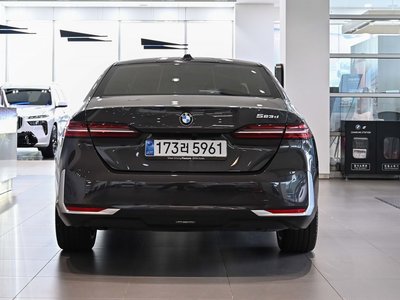 2025 BMW 5 SERIES — фото 2