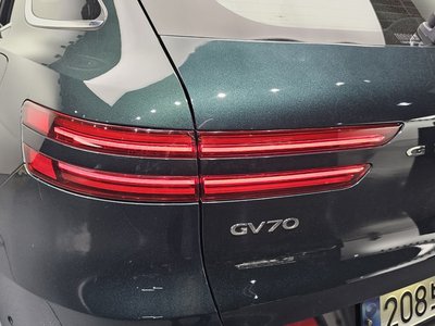 2022 Genesis GV70 thumbnail 12
