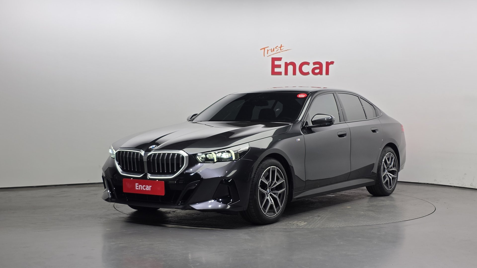2025 BMW 5 SERIES photo 1