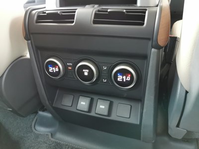 LAND ROVER DEFENDER - 7