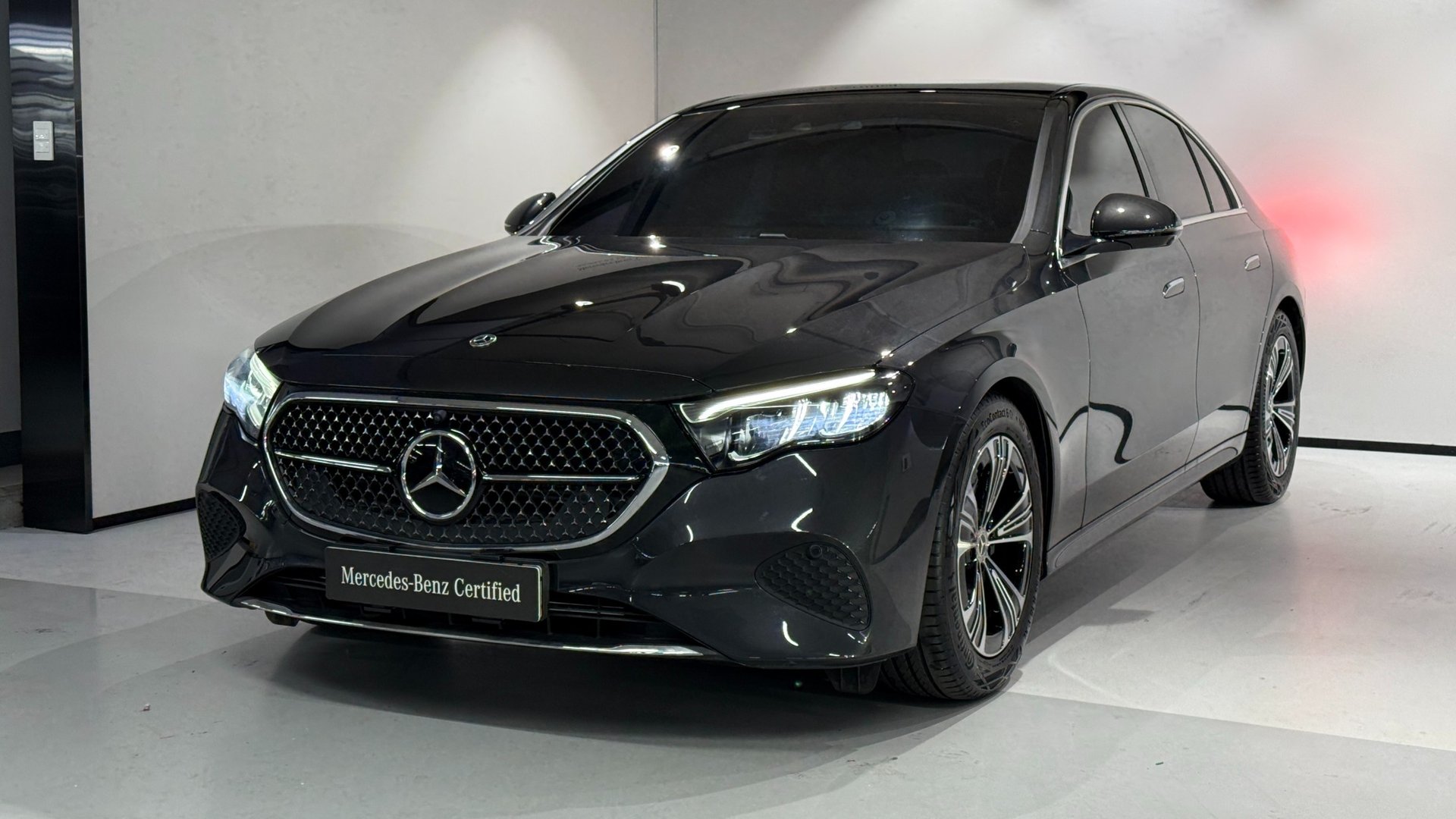 MERCEDES-BENZ E-CLASS - View 1