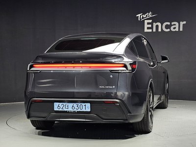 TESLA MODEL Y - 3