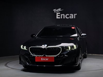 2025 BMW 5 SERIES 照片 2