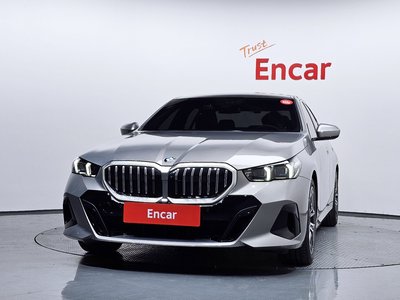 2025 BMW 5 SERIES 照片 2