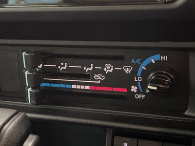 TOYOTA LAND CRUISER 70 - 7