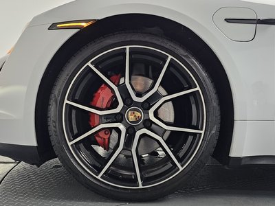 صورة 6 لـ 2023 Porsche TAYCAN