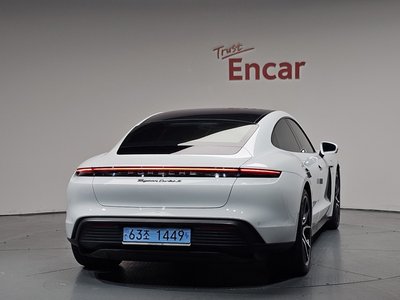 صورة 4 لـ 2023 Porsche TAYCAN