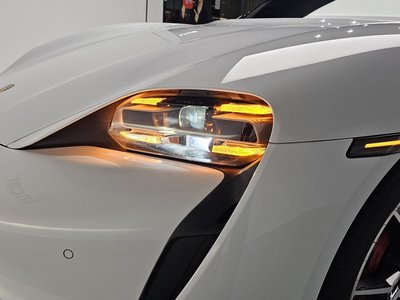 صورة 9 لـ 2023 Porsche TAYCAN