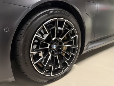 2025 BMW M5 — фото 9