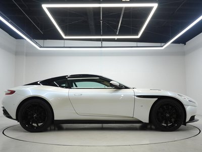 ASTON MARTIN DB11 - 5