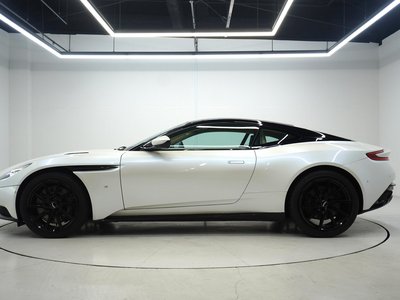 ASTON MARTIN DB11 - 9
