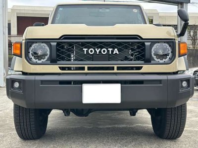 TOYOTA LAND CRUISER 70 - 9