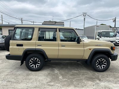 TOYOTA LAND CRUISER 70 - 6