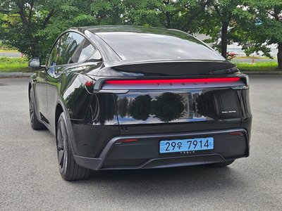 2025 Tesla MODEL Y photo 7