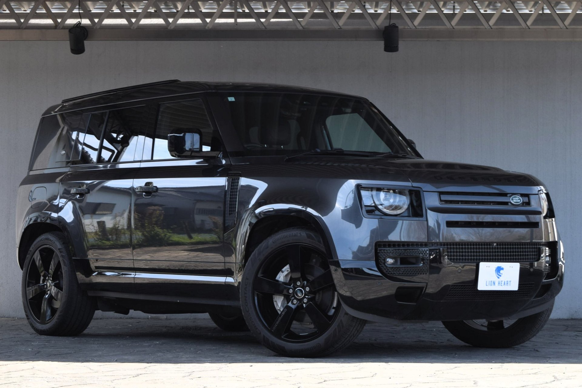 LAND ROVER DEFENDER - View 1