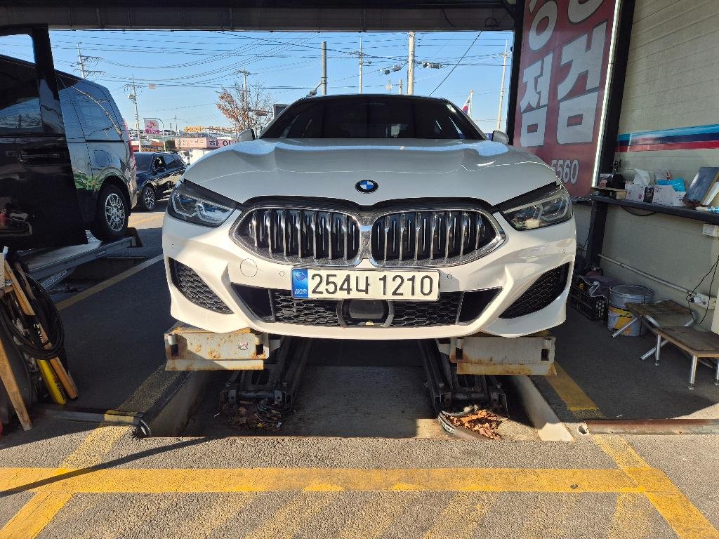 BMW 8 SERIES - View 1