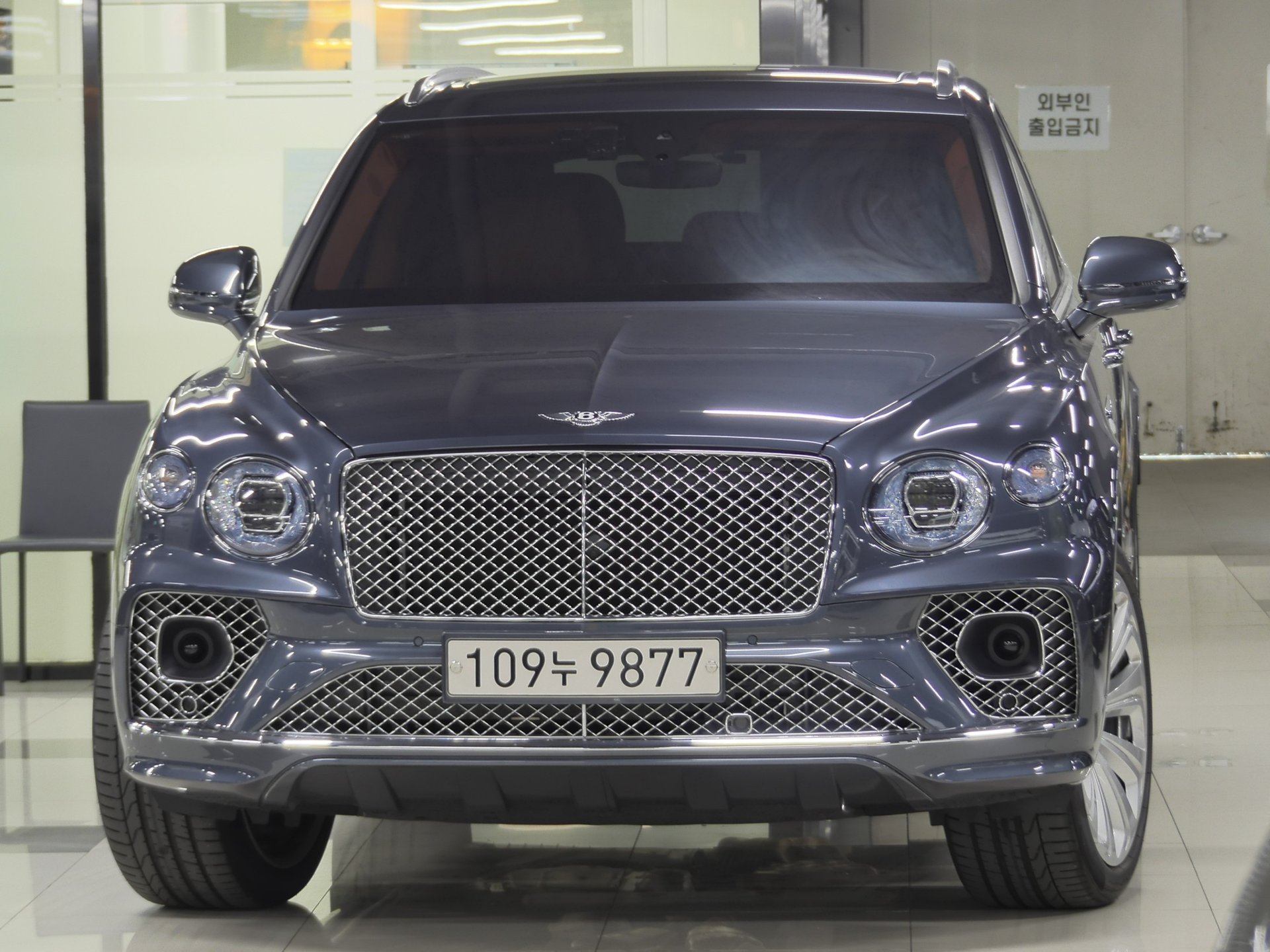 BENTLEY BENTAYGA - View 1