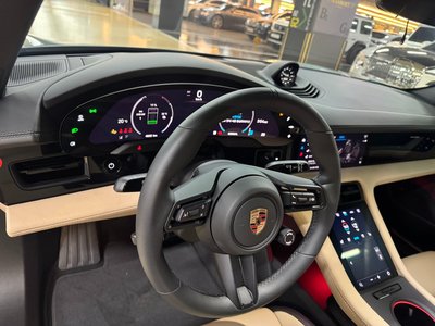 2025 Porsche TAYCAN photo 9