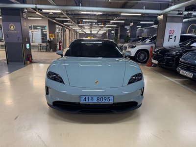 2025 Porsche TAYCAN photo 2