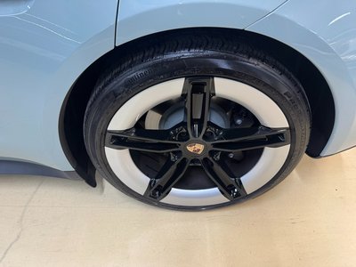 2025 Porsche TAYCAN photo 6
