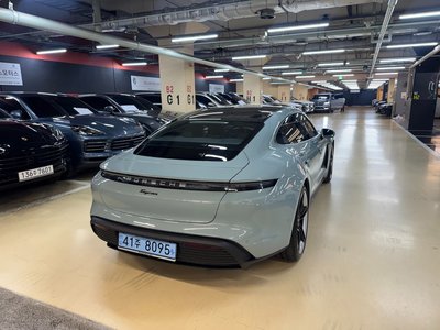 2025 Porsche TAYCAN photo 5