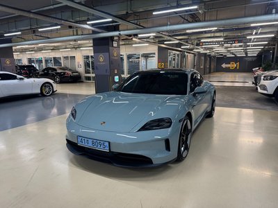 2025 Porsche TAYCAN photo 1