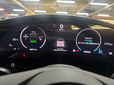 2025 Porsche TAYCAN photo 8