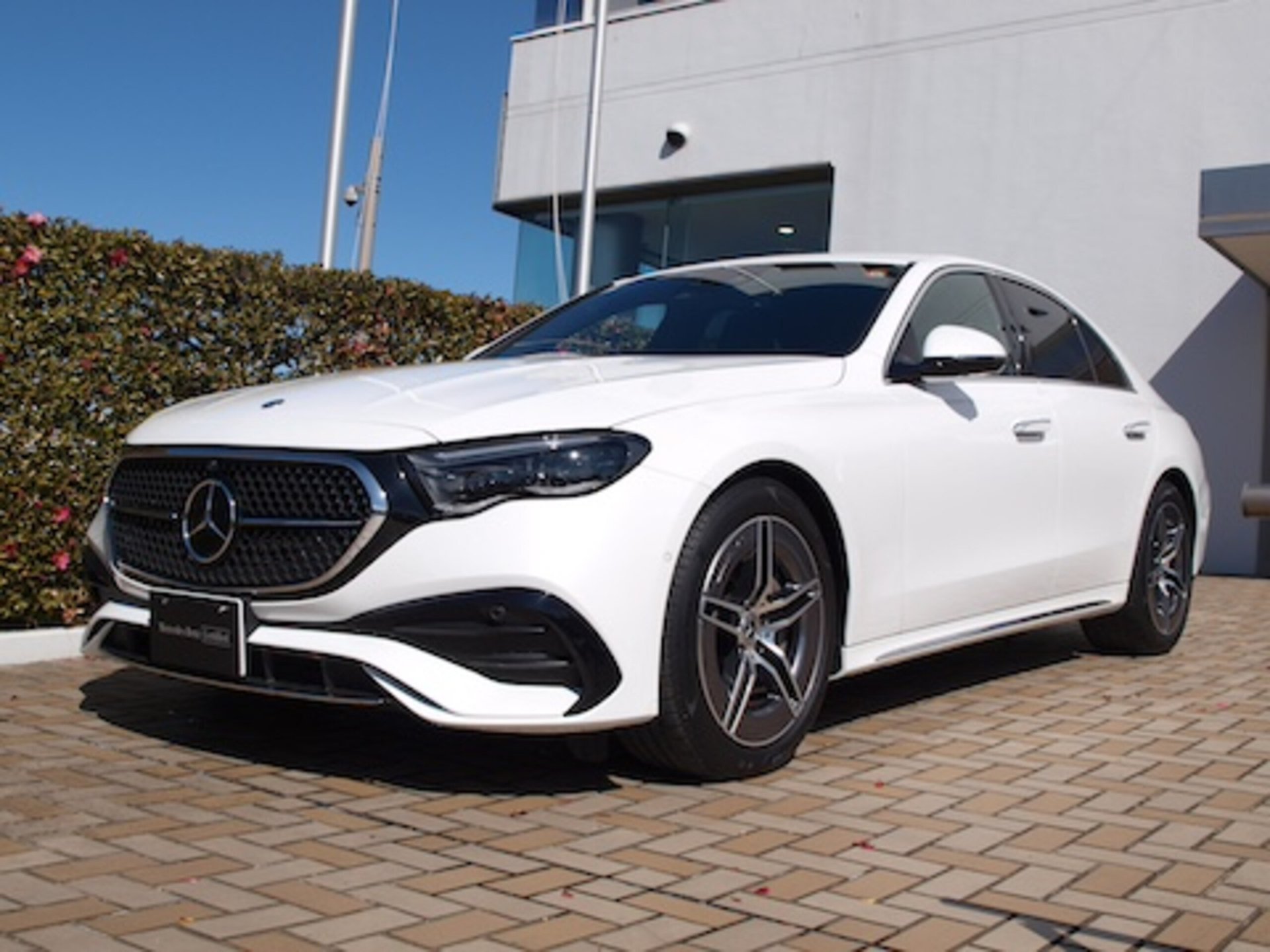 MERCEDES-BENZ E-CLASS - View 1