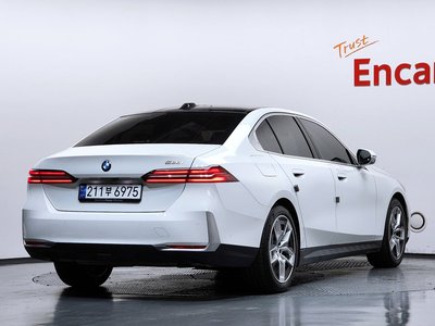 2024 BMW 5 SERIES photo 3