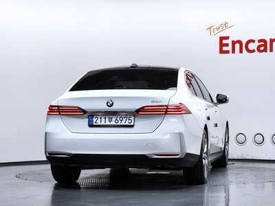 2024 BMW 5 SERIES photo 4